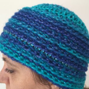 Bonnet en laine bleu avec strass 2