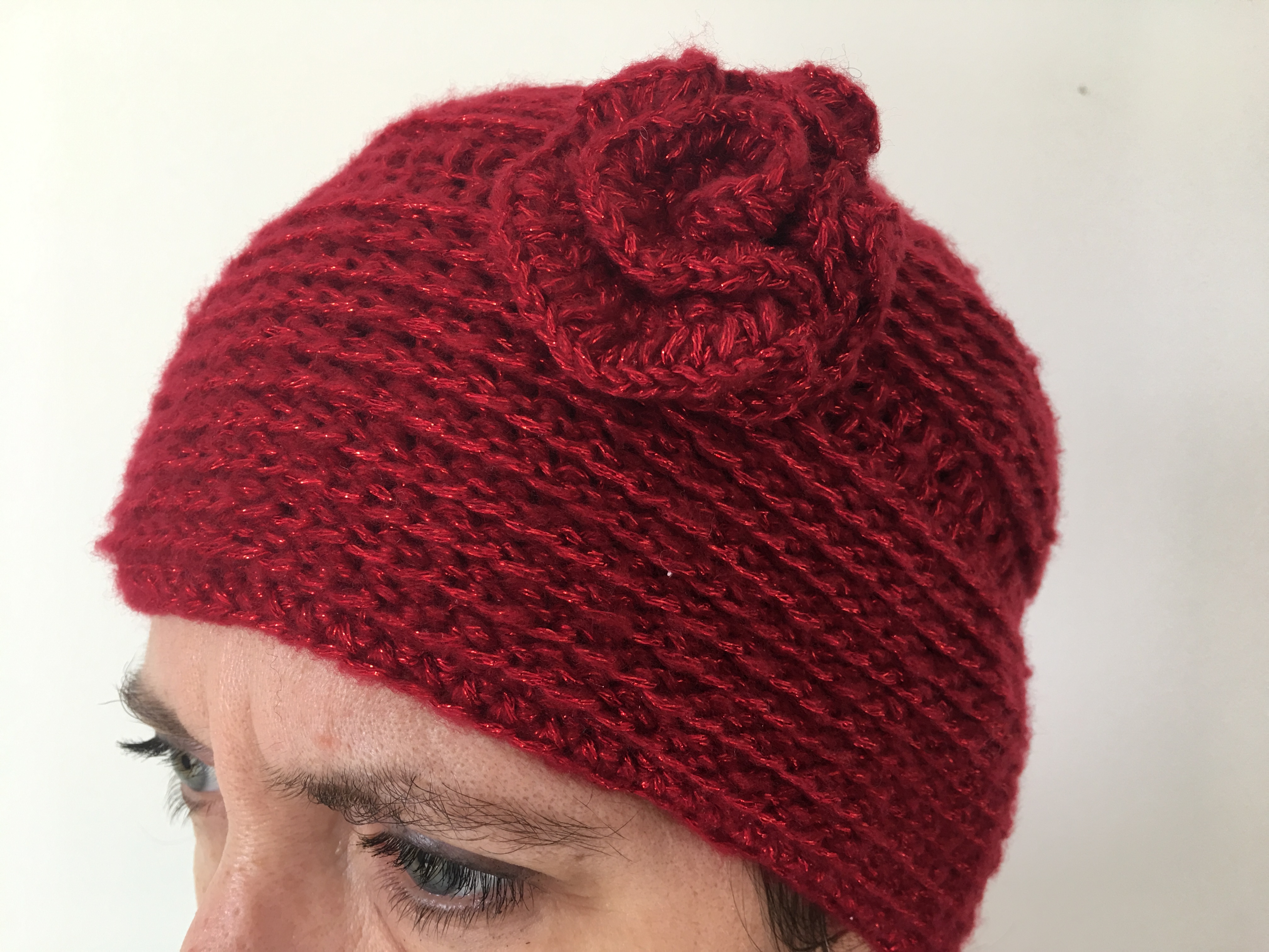 Bonnet en laine rouge pailletée 1