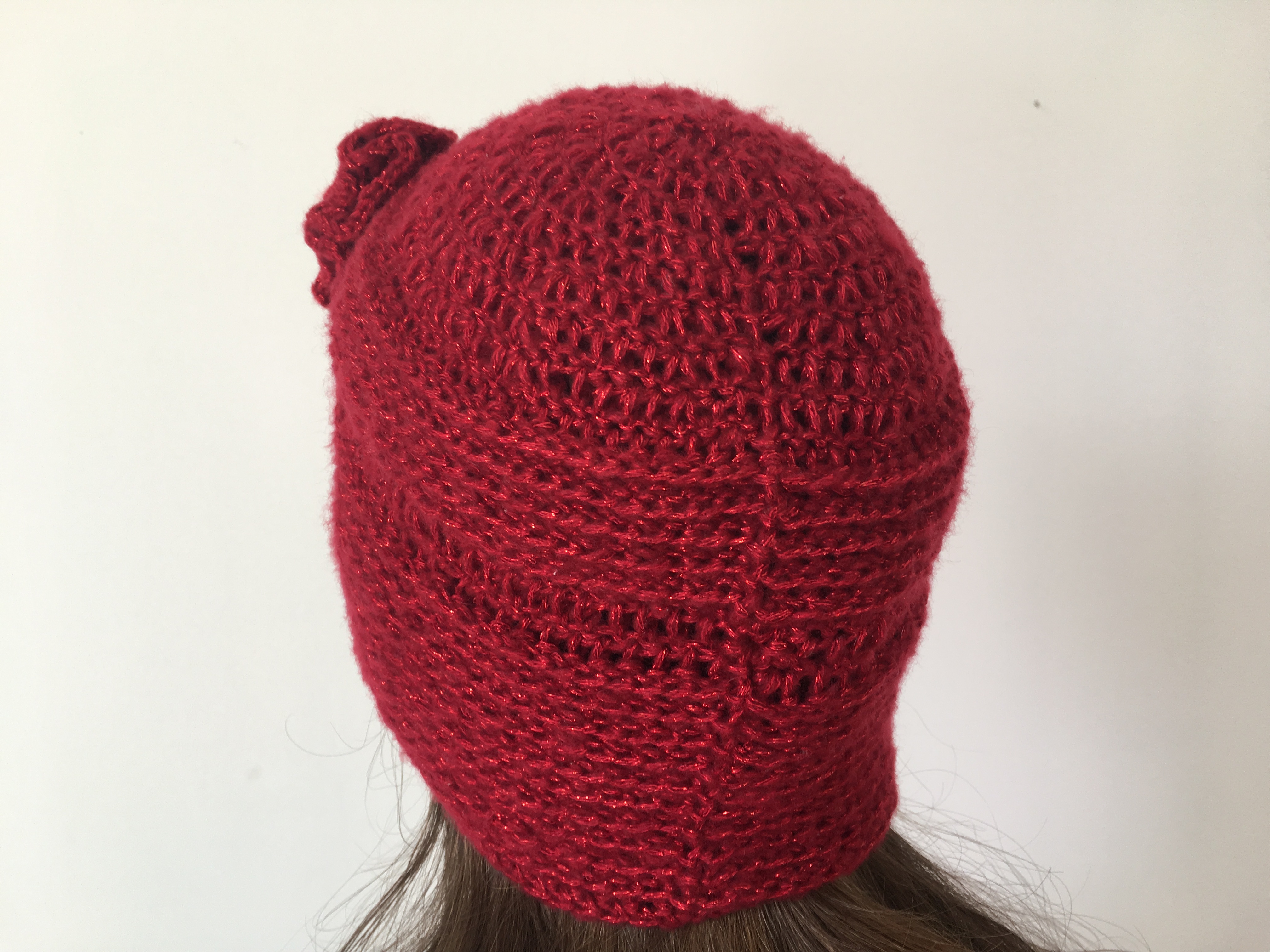 Bonnet en laine rouge pailletée 2