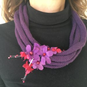 Collier en laine violet 1