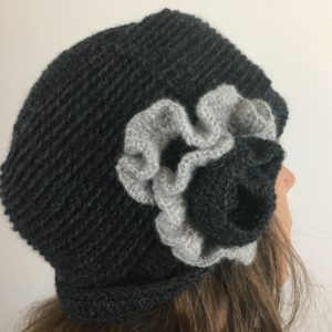 Bonnet gris et fleur grise 1