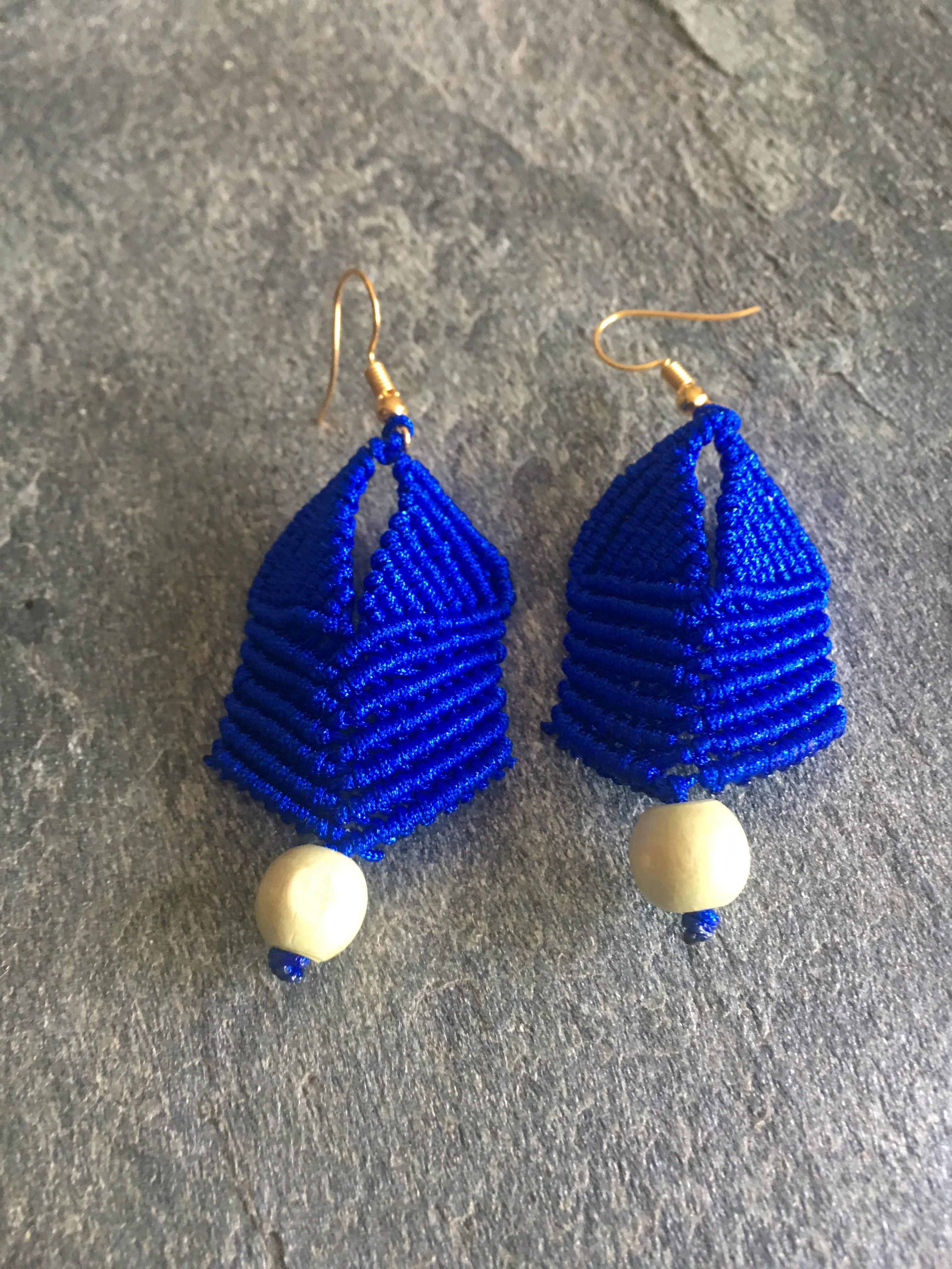 Boucles d'oreilles macramé bleues et perles vertes 1