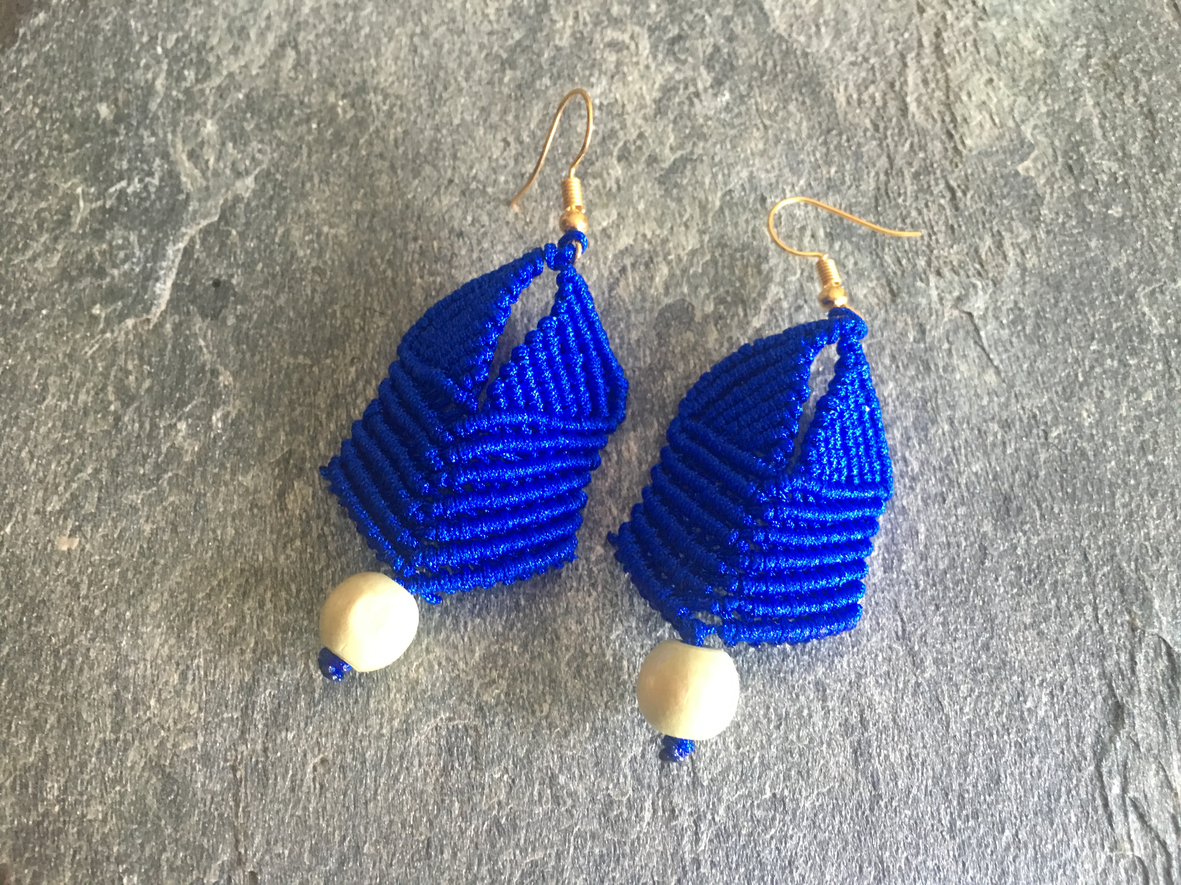 Boucles d'oreilles macramé bleues et perles vertes 2