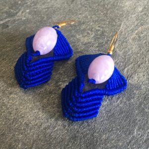 Boucles d'oreilles macramé bleues et perles violettes 2