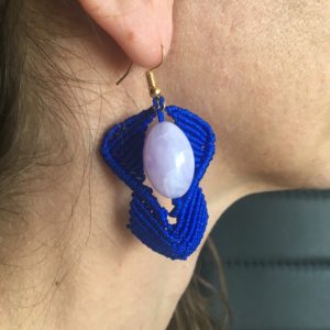 Boucles d'oreilles macramé bleues et perles violettes 3