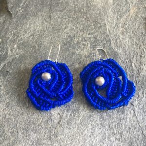 Boucles d'oreilles macramé bleues forme rose et perles 1