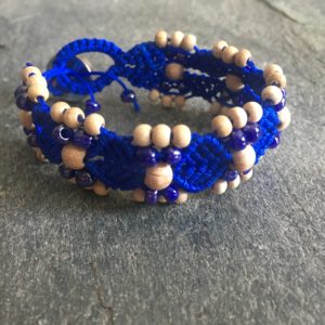 Bracelet macramé bleu et perles bois 1.