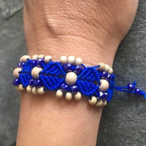 Bracelet macramé bleu et perles bois 2