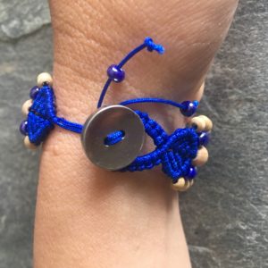 Bracelet macramé bleu et perles bois 3