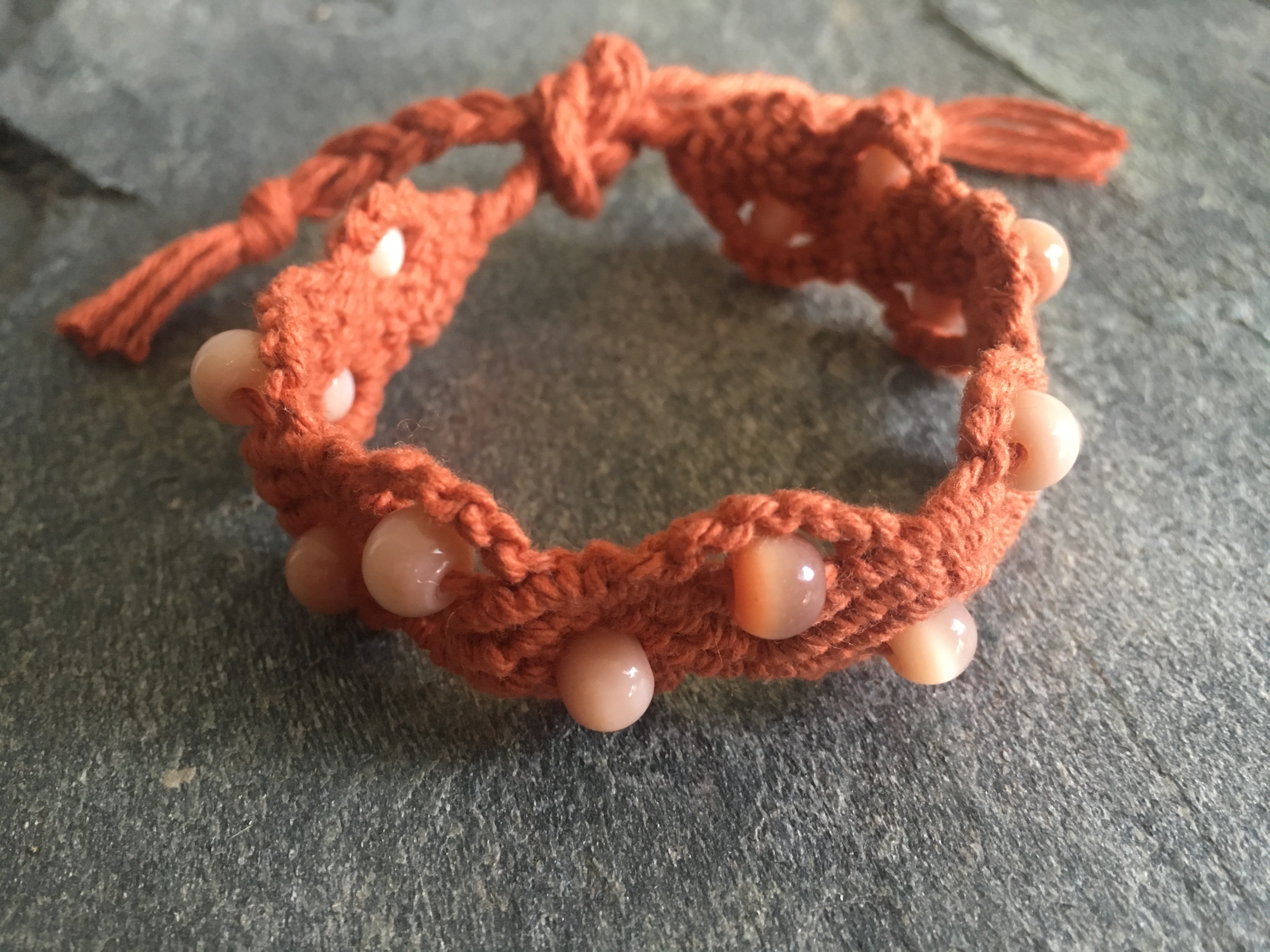 Bracelet macramé coton marron et perles 1